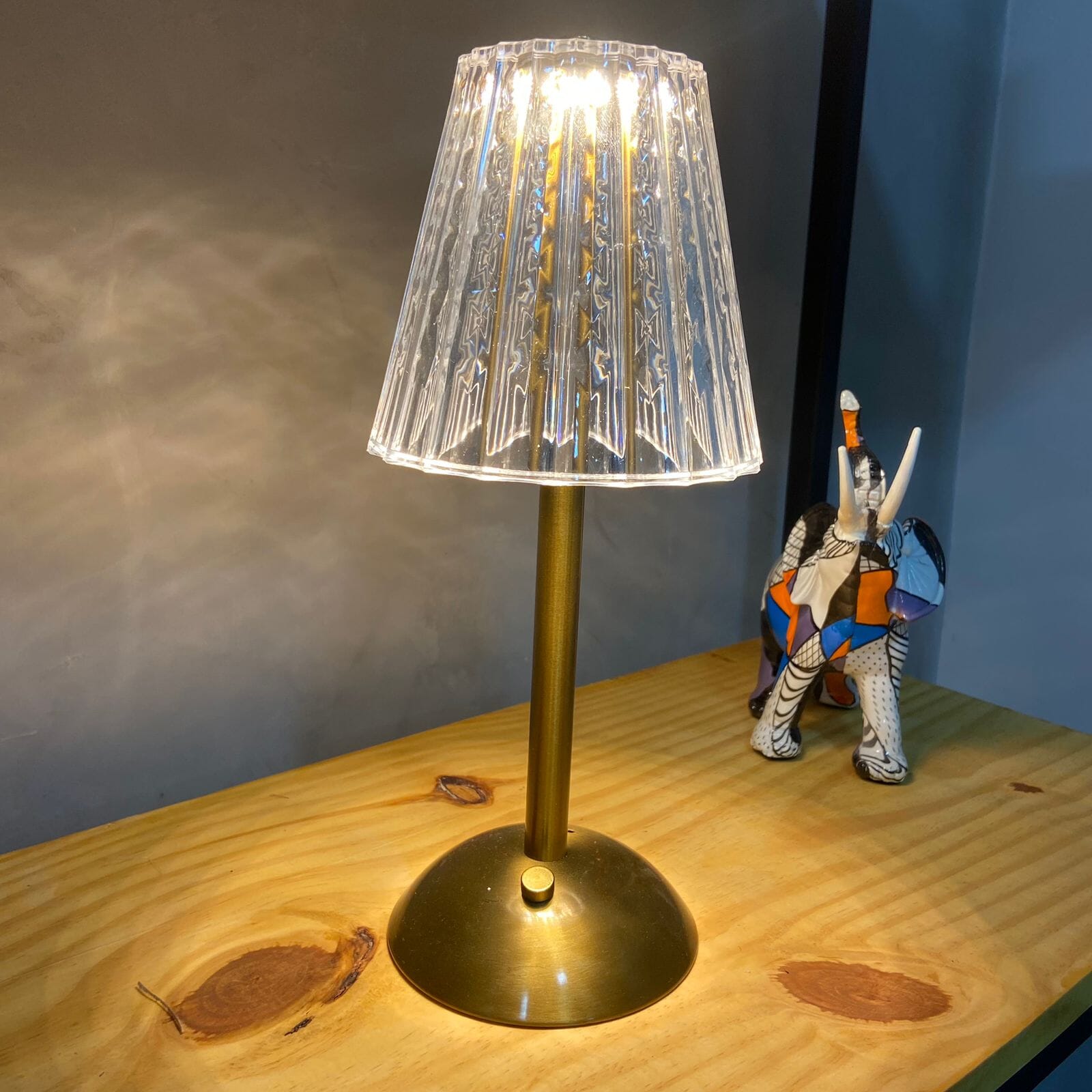 Loja Capricho Abajur - 0011 01 Unidade Luminária Abajur de Mesa Móvel Vintage em Acrílico Recarregável e Sem Fio